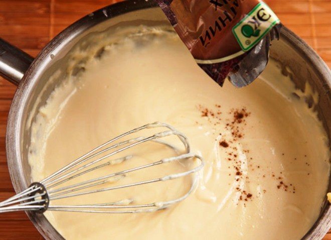 1. Этап. Цветная капуста с маслом: В это время приготовьте соус бешамель. Растопите на сковороде сливочное масло, слегка обжарьте в нем муку, влейте молоко и прогрейте, помешивая, до загустения. Обжарьте на сковороде лук и чеснок, измельчите их в блендере и добавьте в соус. Посолите и поперчите по вкусу.