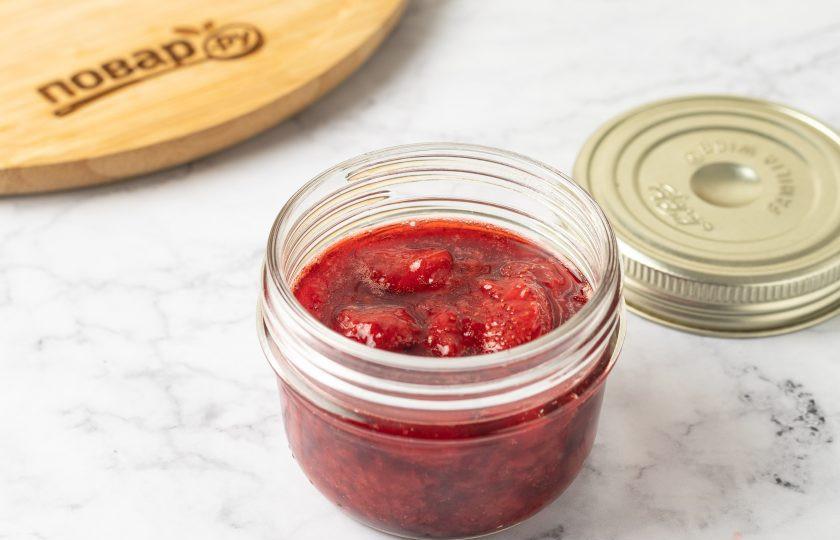1. Этап. Варенье из клубники со стевией: Готовое варенье переложите в чистую стерилизованную баночку.