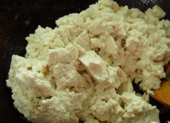 1. Этап. Тофу с овощами: Когда овощи хорошо прожарились добавить тофу.