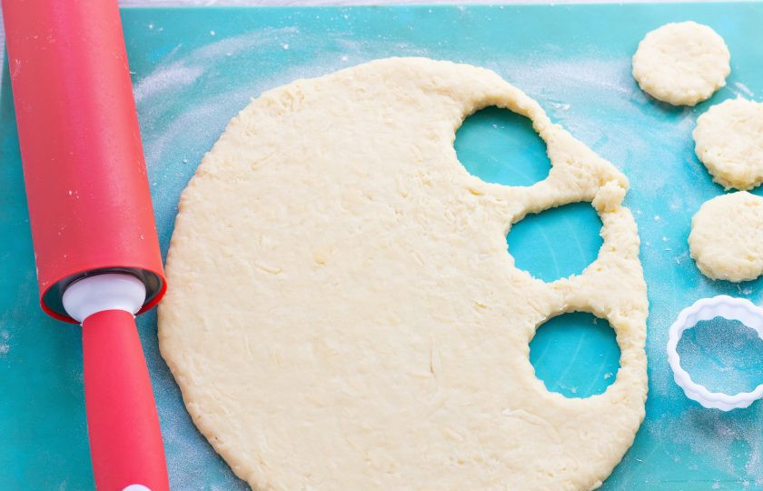 1. Этап. Сырные клецки с клубничным соусом: С этим тестом удобно работать на силиконовом коврике. Присыпьте коврик и скалку мукой, раскатайте тесто толщиной около 5-6 мм. и вырежьте небольшой формочкой клецки. В таком виде их можно заморозить впрок.