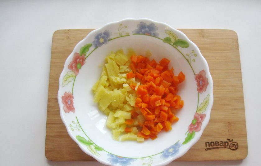 1. Этап. Оливье с курицей и яблоком: Также сварите морковь, охладите, очистите и нарежьте. Добавьте в салат.