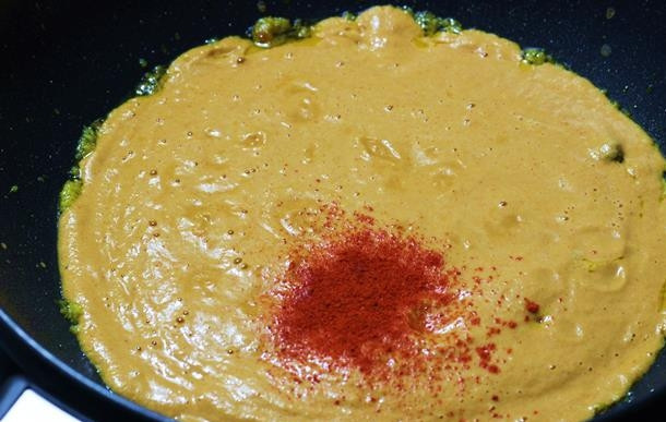 1. Этап. Баттер панир масала: 7. Добавьте имбирную пасту, перемешайте и томите на огне пару минут. Выложите на сковороду готовое пюре. Добавьте щепотку чили.