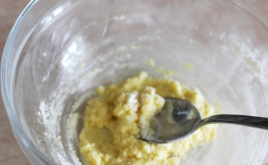 1. Этап. Кайзершмаррн с творогом: 3. Желтки смешиваем с 2 ст.л. муки и 2 ст.л. творога.