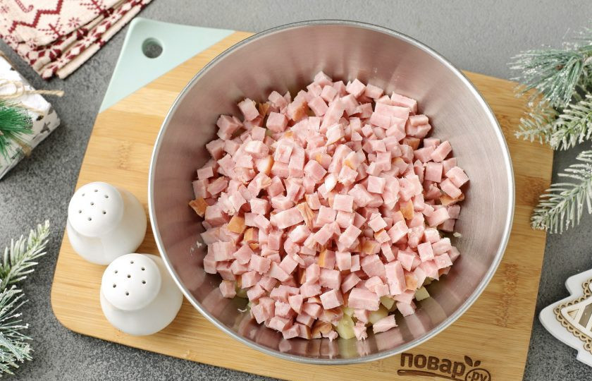 1. Этап. Салат Тигровая ёлочка: Добавьте нарезанную примерно такими же кубиками ветчину.