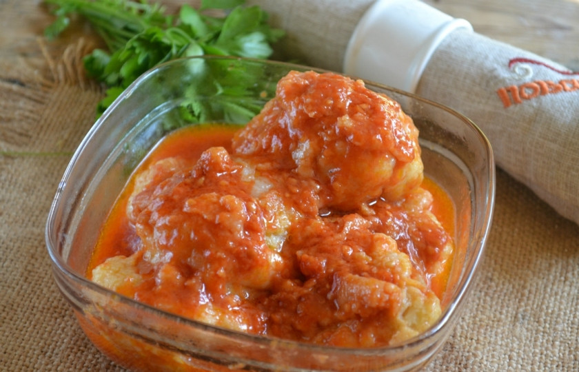 1. Этап. Рыбные тефтели в мультиварке: Рыбные тефтели в мультиварке готовы. При подаче украсьте веточками зелени. Приятного аппетита!