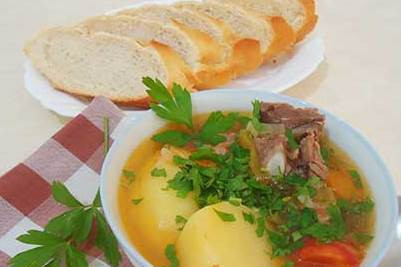 1. Этап. Узбекская шурпа из говядины: Подаем шурпу в глубоких суповых тарелках, посыпав зеленью, с лепешками или хлебом.