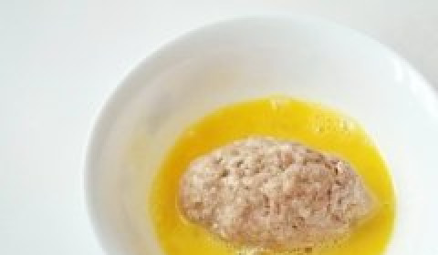 1. Этап. Зразы с фаршем и грибами: В мисочке разбиваем яйцо, немного взбалтываем и опускаем зразы.