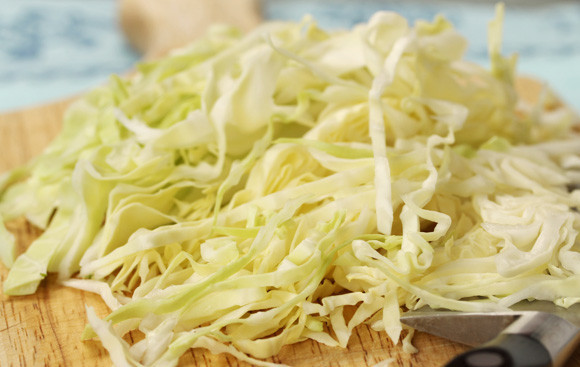 1. Этап. Салат под соусом: 4. Пока жарятся креветки, можно заняться овощами. Капусту нашинковать.