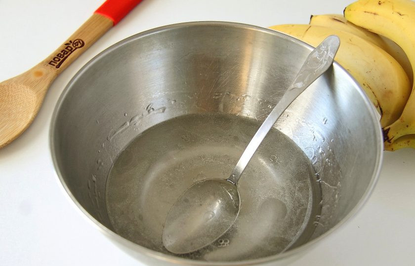 1. Этап. Банановые вареники: В глубокой миске соедините воду, соль и растительное масло.
