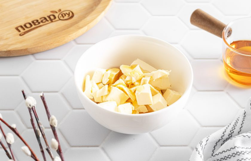 1. Этап. Кулич из рисовой муки: Сливочное масло растопите в микроволновке или на водяной бане. Смешайте вместе с медом или сиропом.