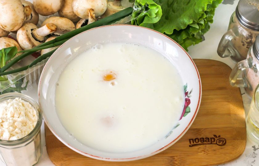 1. Этап. Блины с грибами и сливочным соусом: Куриные яйца взбейте в глубокой емкости с двумя щепотками соли и молоком любой жирности.