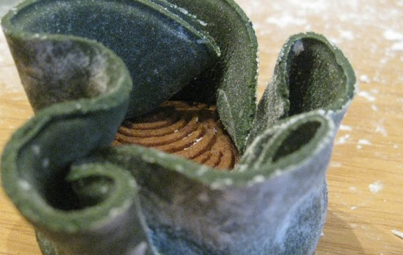 1. Этап. Торт на день рождения мальчику: Поднимаем края, разравниваем.