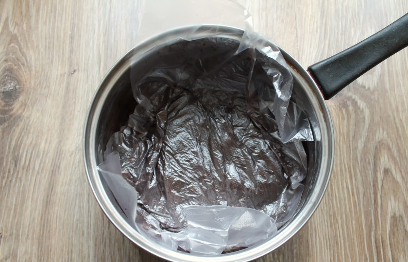 1. Этап. Крем Тоффи: Выложите поверх заварного крема пленку и остудите до комнатной температуры.