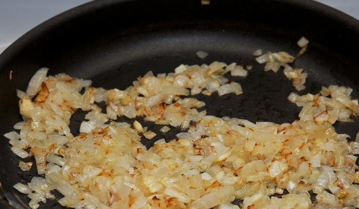 1. Этап. Макароны по-флотски оригинальные: Репчатый лук очистите от шелухи. Вымойте его и нарежьте кубиками небольшого размера. Затем разогрейте в сковороде растительное масло и обжарьте на нем лук до золотистого цвета.