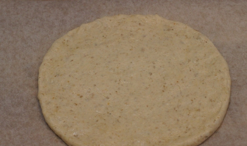 1. Этап. Лаваш на кефире: 3. На пергаменте раскатываю тесто круглой формы и отправляю его на противень, выпекаю в разогретом до 200-220 градусов духовом шкафу 5-10 минут.