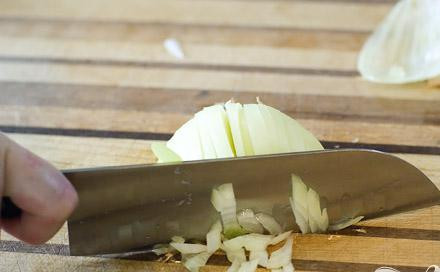 1. Этап. Куриный суп с рисом: Покрошить лук.