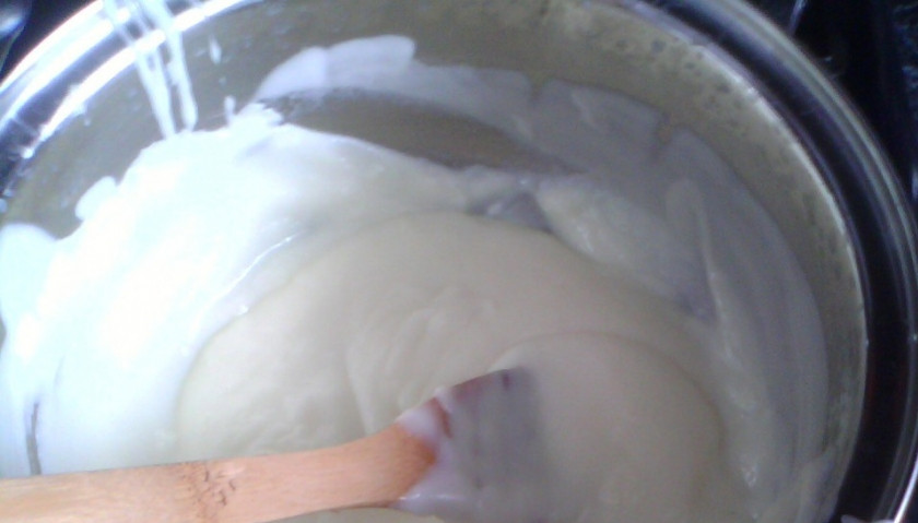 1. Этап. Торт Cекунда без выпечки: 4. Когда все лепешки готовы, сделаем крем. Взбиваем яйцо с сахаром, добавляем три ложки муки и тонкой струйкой вливаем в молоко. Варим, пока не загустеет, смазываем щедро коржи.