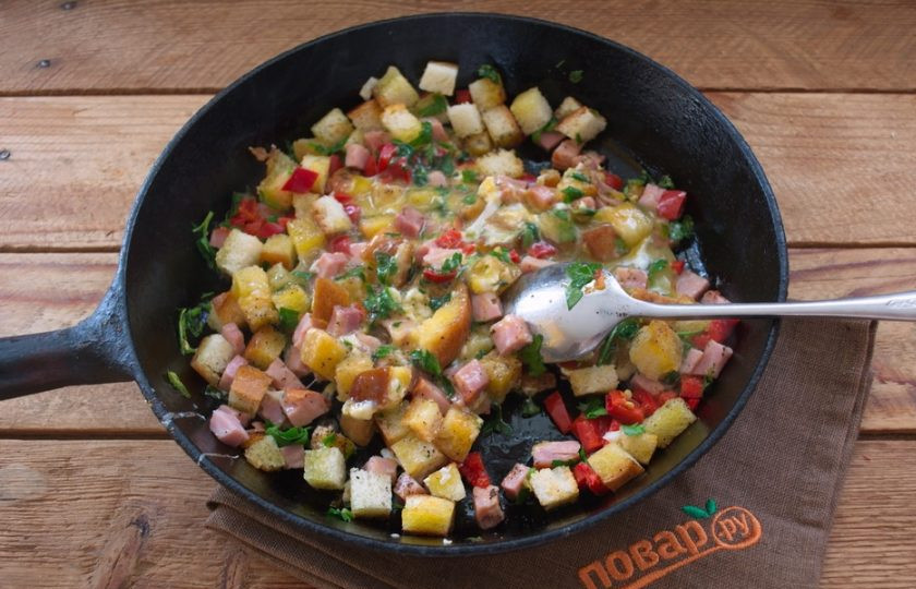 1. Этап. Чудесная закуска из жареного хлеба и яйца: Все хорошо перемешайте. Добавьте соль, черный молотый перец и выдавленный через пресс чеснок. В отдельной миске взбейте 2-3 яйца. Вылейте яичную болтушку прямо в сковороду, быстро смешайте все компоненты в сковороде.