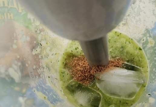 1. Этап. Овощной зелёный смузи: Всыпать соль и кориандр, снова взбить. Если смузи слишком густой - добавить ещё льда.