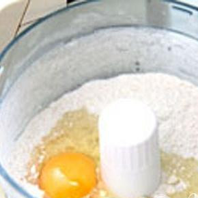 1. Этап. Киш с курицей и шпинатом: 1. Смешиваем муку с солью. Нарезанное кубиками охлажденное масло сливочное вместе с мукой перетираем руками в крошку. Добавляем воду и яйцо вымешиваем тесто.