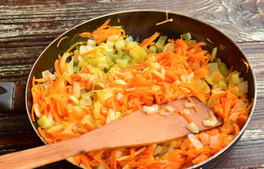 1. Этап. Луковый паштет: Тушите овощи на умеренном огне до тех пор, пока они не станут мягкими.