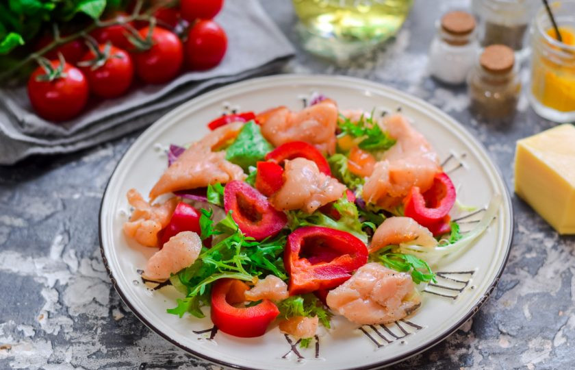 1. Этап. Салат с соленой красной рыбой: Соленую красную рыбу разложите поверх перца и зелени.