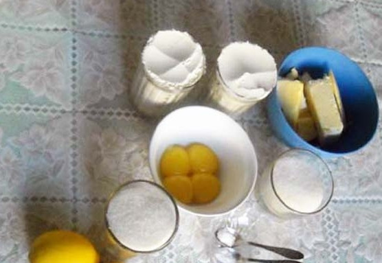 1. Этап. Тертый пирог с лимоном: 1. Соедините воду с мукой. Замороженный маргарин натрите на крупной терке, постоянно подсыпая муку на протертую часть. Затем разотрите тертый маргарин с мукой. Делайте это быстро, чтоб маргарин не расплавился.