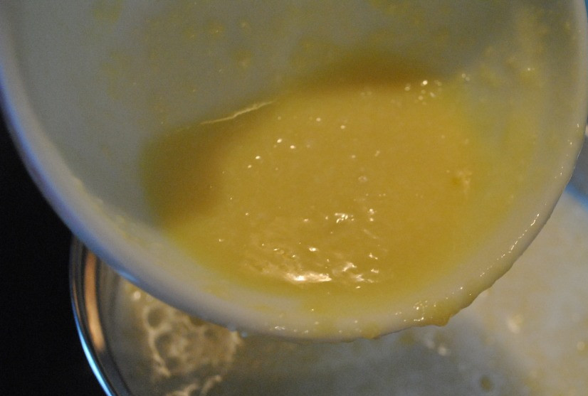 1. Этап. Рисовый пудинг турецкий: Размешайте крахмальную смесь и вылейте в закипевшее молоко с рисом. Варите минут 10 до загустения.