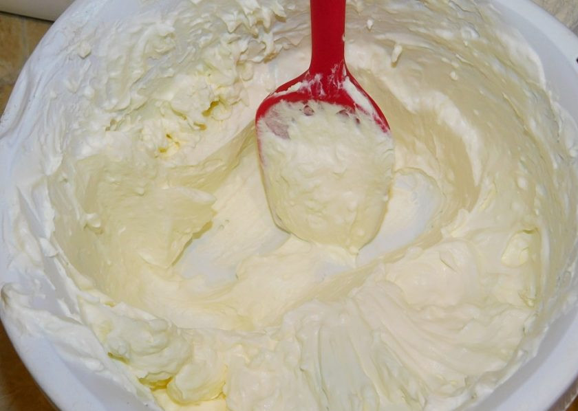 1. Этап. Торт Львенок: Для крема взбейте сливки с сахарной пудрой в пышную, устойчивую массу.
