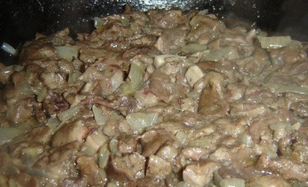 1. Этап. Подосиновики, жареные с луком: 4. В середине жарки отправляем мелко нарезанный лук к нашим грибам и жарим их до готовности. Затем накрываем крышкой и тушим еще около 10 минут.