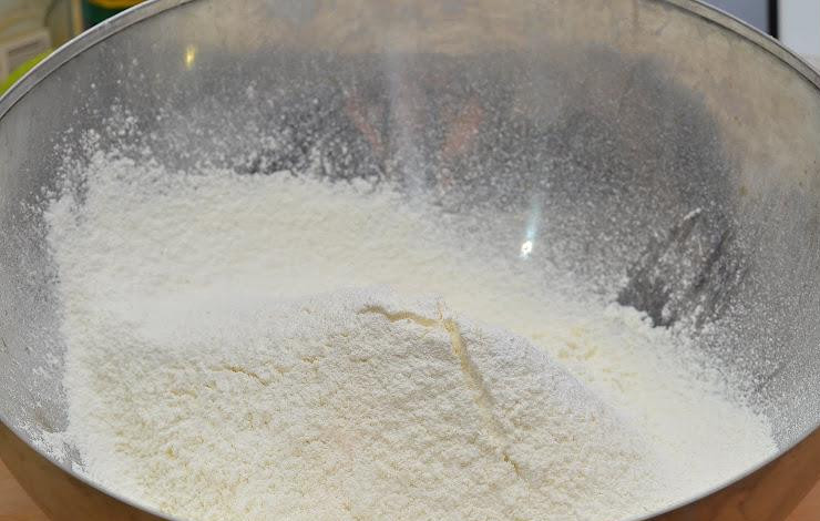 1. Этап. Яблочные сконы: В большой миске смешиваем просеянную муку, разрыхлитель и соль.