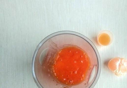 1. Этап. Нежный рисовый десерт с хурмой: Хурму измельчите в блендере. Выжмите сок из двух или трех долек мандарина, добавьте к хурме, перемешайте.