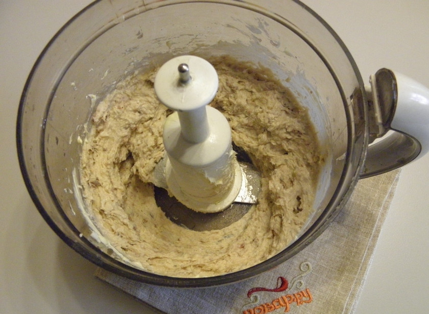 1. Этап. Селедочное масло: Включите на пару минут импульсный режим. Масса должна быть густой и неоднородной, кусочки селедочки должны попадаться.