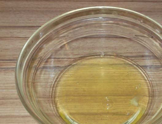 1. Этап. Пирожное воздушное безе: Отделяем яичные белки и охлаждаем их в холодильнике 40 минут.