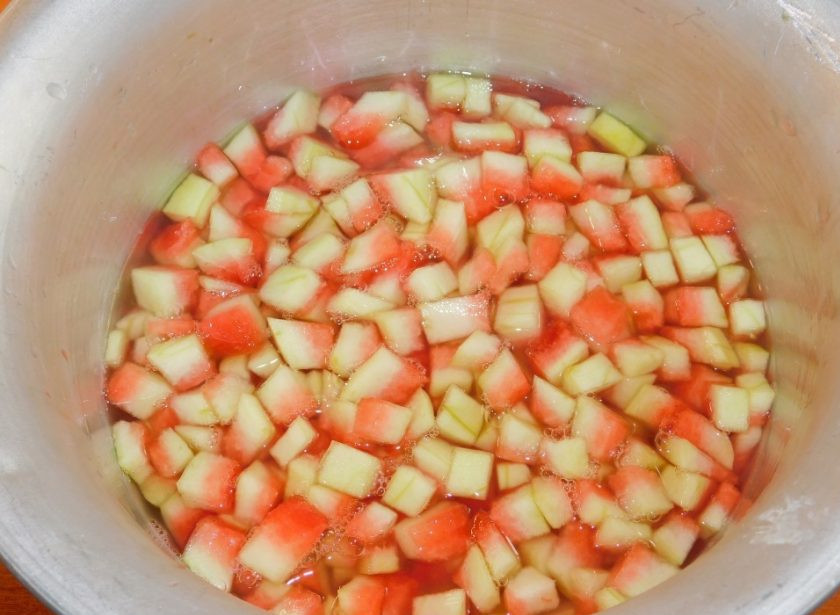 1. Этап. Варенье из арбузных корок с цитрусами: Арбузные корки нарежьте кубиками и замочите в содовом растворе на 2-3 часа. Затем промойте.