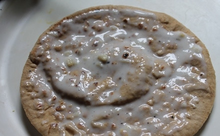 1. Этап. Шаверма дома: 13. Смажьте питу приготовленным соусом из йогурта.