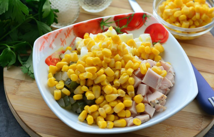 1. Этап. Салат с копченым мясом и кукурузой: Всыпьте консервированную кукурузу.