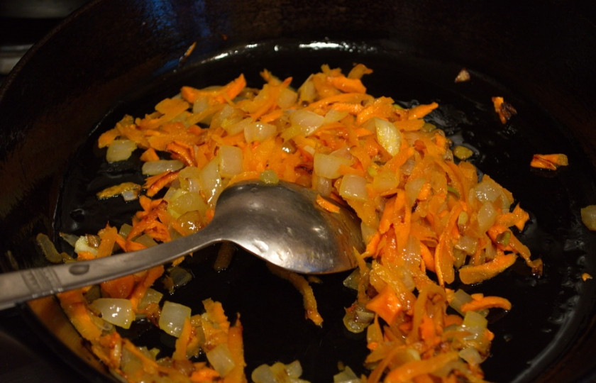 1. Этап. Суп затирка с мясом: На растительном масле обжарить лук, добавить морковь. Жарим все вместе до румяности.