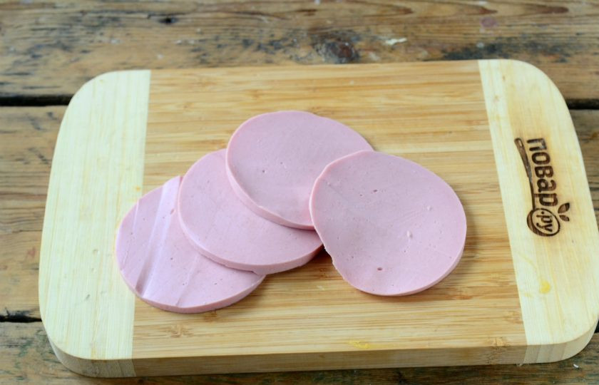 1. Этап. Слойки с колбасой Зигзаг: Колбасу порежьте тонкими кружочками, можно купить уже порезанную колбасу в магазине или попросить продавца порезать ее. Но я с успехом порезала колбасу и сама, главное: нож должен быть большим и острым.