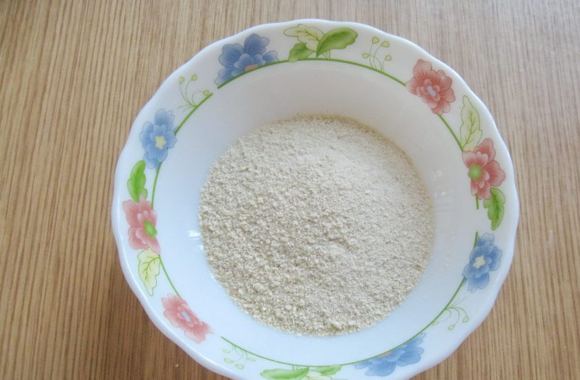 1. Этап. Куриный бульон с галушками из лаваша: Лаваш высушите в духовке или на сковороде и дважды пропустите через мясорубку. Должна получится мука из лаваша. Стакан такой муки выложите в миску.