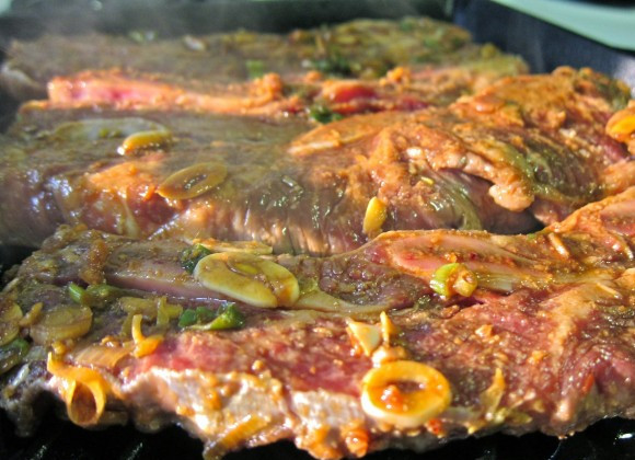 1. Этап. Маринад для ребрышек на гриле: 4. Маринад для ребрышек на гриле в домашних условиях делает мясо очень нежным и ароматным. Жарить его нужно совсем чуть-чуть, чтобы не пересушить.