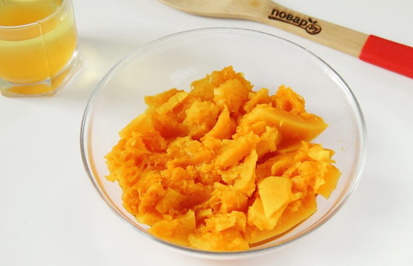 1. Этап. Пюре из тыквы Фрутоняня: Откиньте готовую тыкву на сито (сок не выливайте, он понадобится чуть позже). После того, как стечет жидкость, переложите тыкву в глубокую миску.