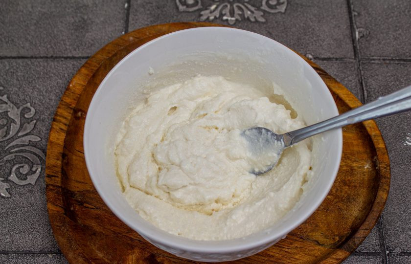 1. Этап. Трёхслойный торт-омлет: Для крема соедините сыр 