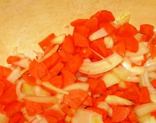 1. Этап. Гусь с картошкой: Чистим и нарезаем лук и морковь. Морковь можно нарезать кубиками, колечками - как вам нравится, лук - кусочками среднего размера.