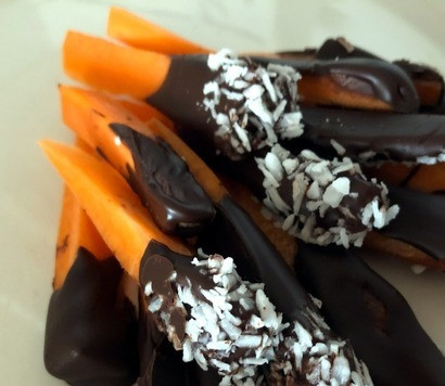 1. Этап. Морковь в шоколаде: Приятного аппетита! Примечание. При хранении в холодильнике (в коробочке) на шоколаде может потом появляться конденсат (капельки воды). На вкусе это не отражается, но для красоты - лучше готовить десерт непосредственно перед подачей. В этом случае и морковь будет более хрустящей:)