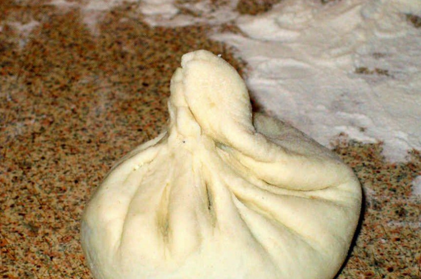 1. Этап. Хинкали со свининой: Теперь осталось правильно слепить хинкали. Сделайте мешочек, а его концы сложите в несколько складок и слепите между собой. Осталось лишь отварить блюдо в пароварке около 15 минут. Теперь его можно пробовать.