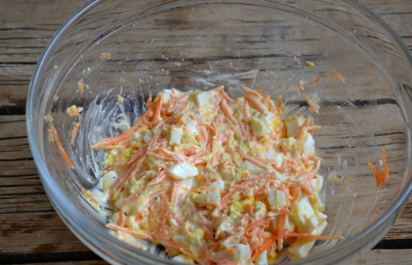 1. Этап. Рулетики из лаваша с корейской морковкой: Хорошо все перемешайте.