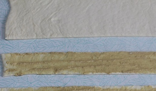 1. Этап. Сосиски в пикантной обертке: Разрезать тесто по ширине бекона. Намазать горчицей.