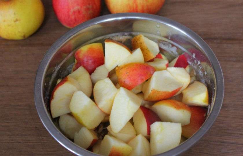 1. Этап. Мамин яблочный пирог: Яблоки режем на кусочки и кладем в миску с тестом. Все перемешиваем.