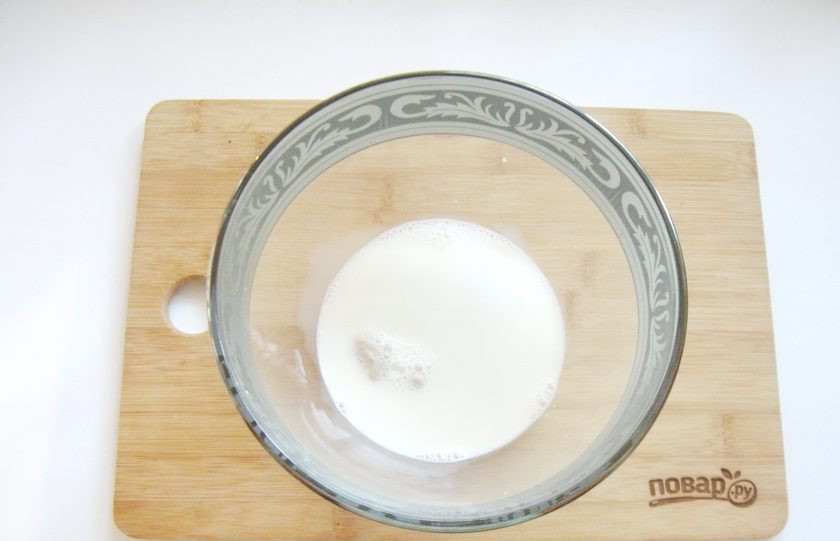 1. Этап. Плетеная булка: Налейте теплое молоко.